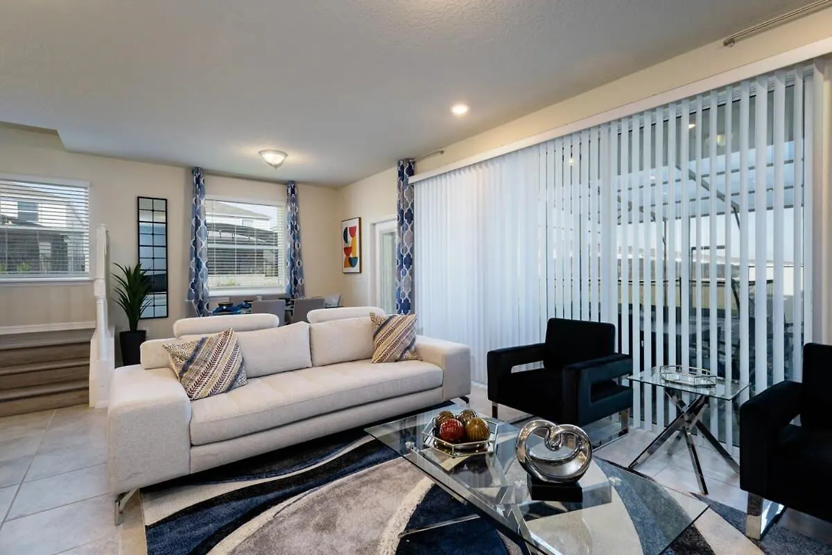 Spacious New 5 Bedroom With Private Pool Near Disney Davenport