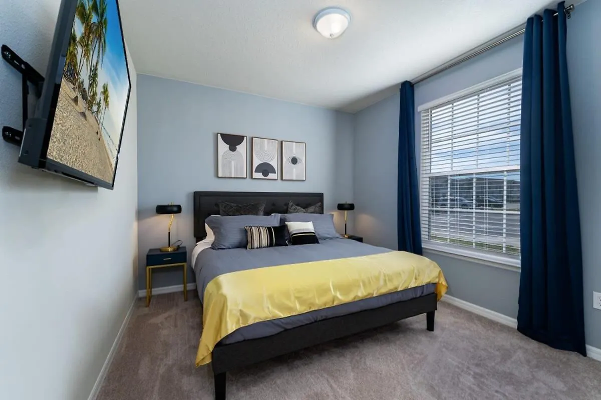 Spacious New 5 Bedroom With Private Pool Near Disney Davenport